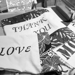 Peaceful Smile のハワイアンクッションとクッションカバー