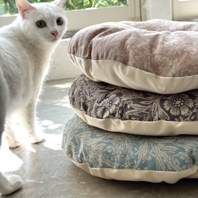シャビーシック な 猫のクッション